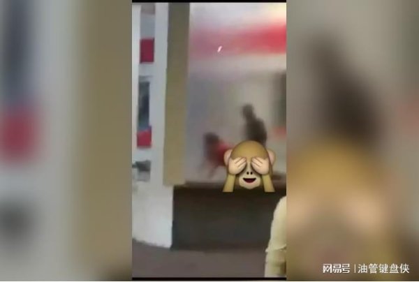 康乾配资 银行上演“活春宫”，还换姿势，路人忍不了后冲进去开搞