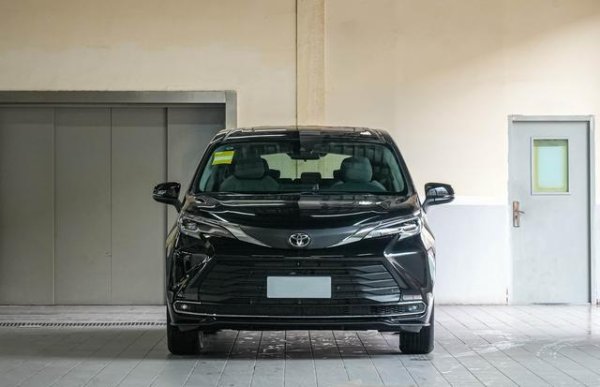 维嘉优配平台 看了岚图梦想家、腾势D9，选择了丰田赛那，优惠3.9万，油耗5.77L